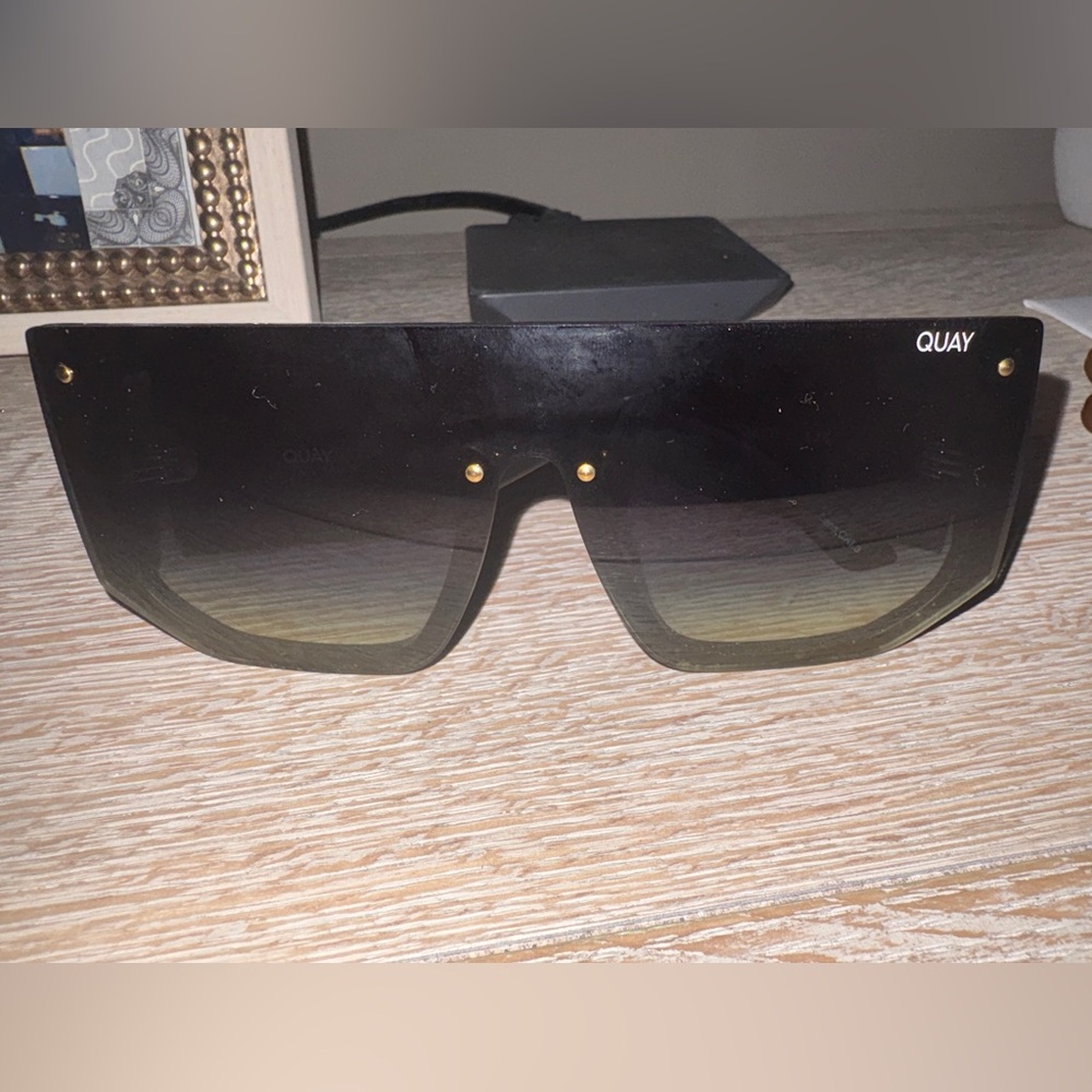 Quay Sunglasses “ FullyBooked “